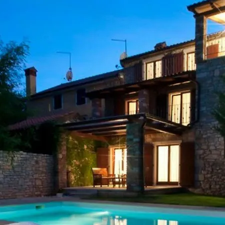 With Private Pool, 6-8 People, Free Wifi, Parking