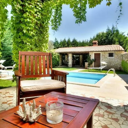 With Private Pool, 6-8 People, Free Wifi, Parking Materada