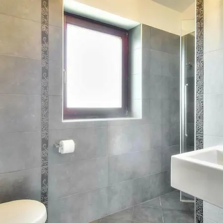 With Private Pool, 6-8 People, Free Wifi, Parking
