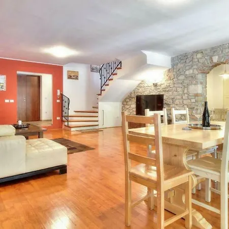 With Private Pool, 6-8 People, Free Wifi, Parking