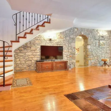 With Private Pool, 6-8 People, Free Wifi, Parking * Materada