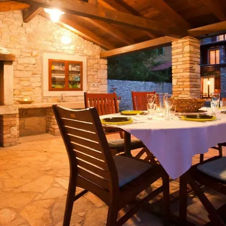 Vila With Private Pool, 6-8 People, Free Wifi, Parking *