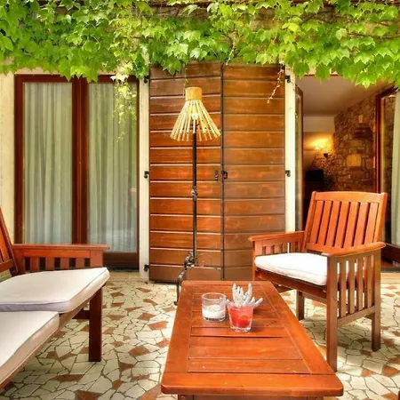 Vila With Private Pool, 6-8 People, Free Wifi, Parking