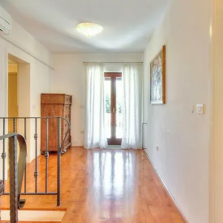 Vila With Private Pool, 6-8 People, Free Wifi, Parking